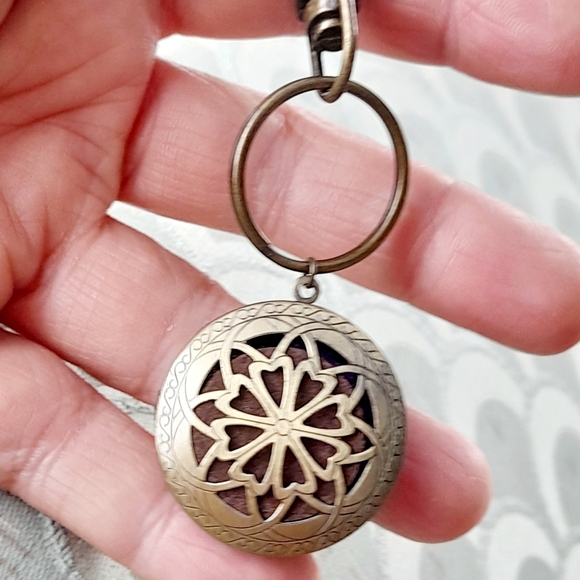 Keychain Oil/perfume Diffuser  With 3 Pads - Picture 4 of 6